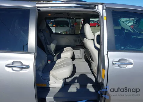 2012 Toyota Sienna Xle V6 8 Passenger z USA, uszkodzony, nr VIN 5TDYK3DC7CS199679